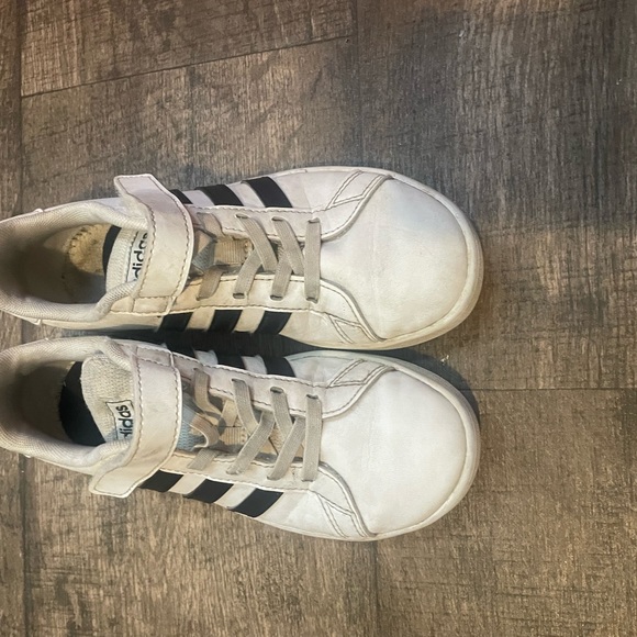 Boys Adidas Sneakers - Picture 2 of 4